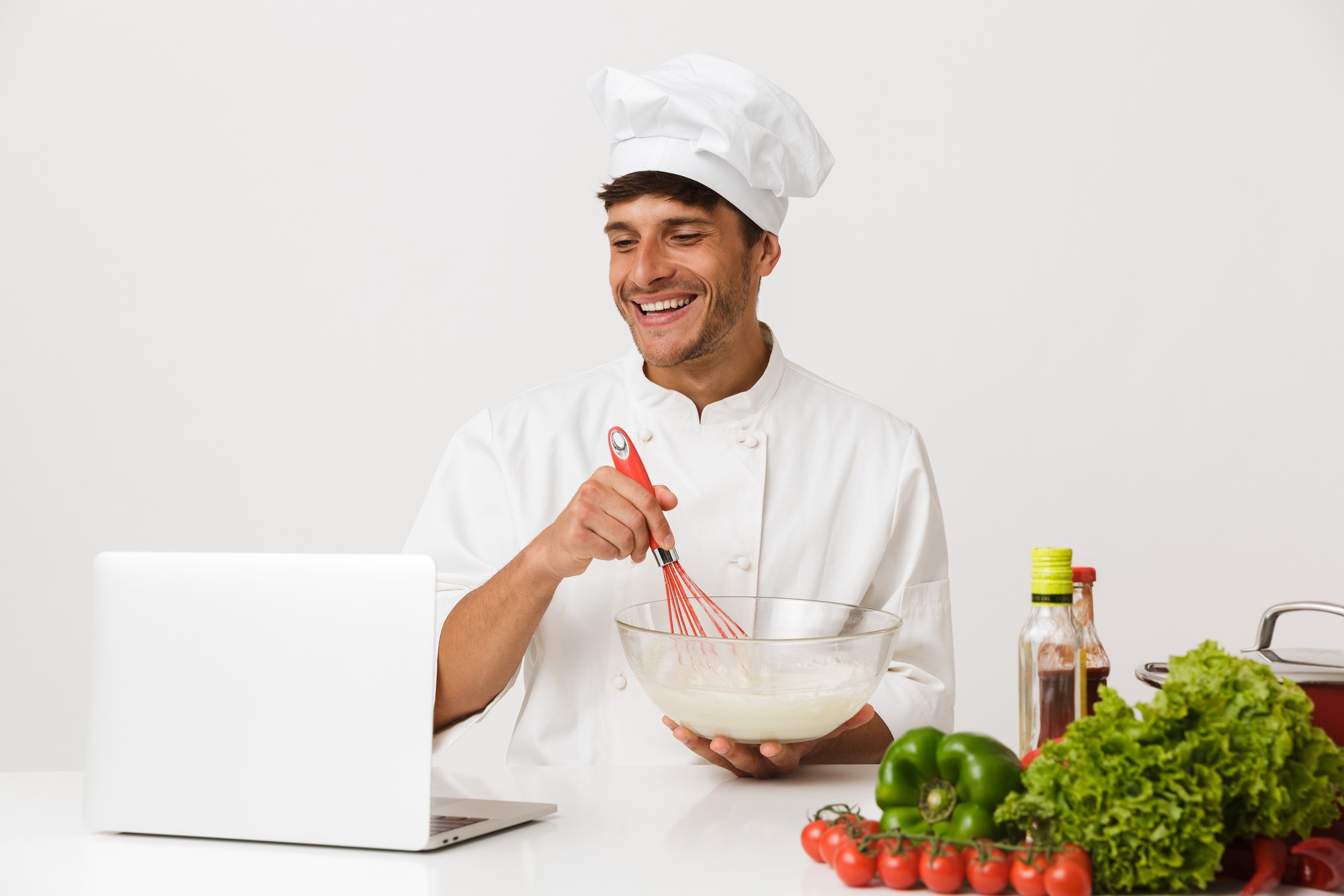 Chef che sorride in cucina